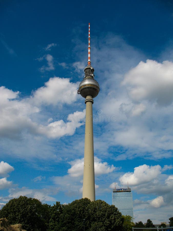 Fernsehturm Berlijn, Duitsland - Televisietoren bij zonnige dag royalty-vrije stock foto Fernsehturm Berlijn, Duitsland - Televisietoren bij zonnige dag royalty-vrije stock foto