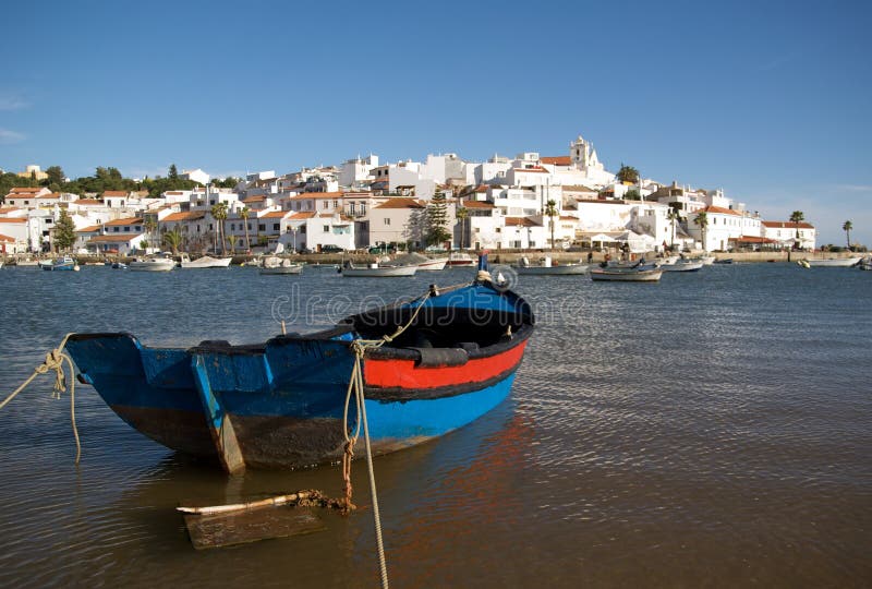 Ferragudo com barco de pesca foto de stock