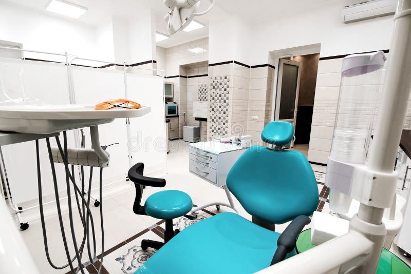 Ferramentas do dentista e espera profissional da cadeira da odontologia fotos de stock Ferramentas do dentista e espera profissional da cadeira da odontologia fotos de stock