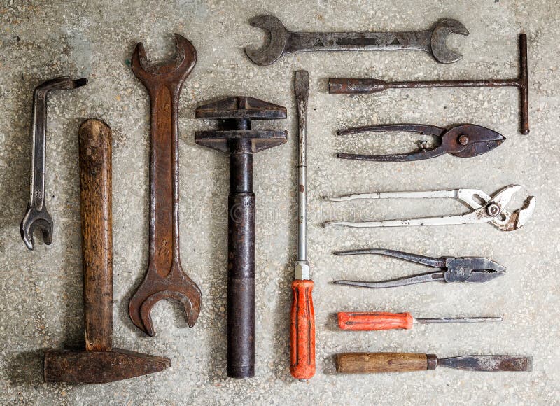 Antigas Ferramentas Enferrujadas Sobre Madeira Antiga Foto De Vintage