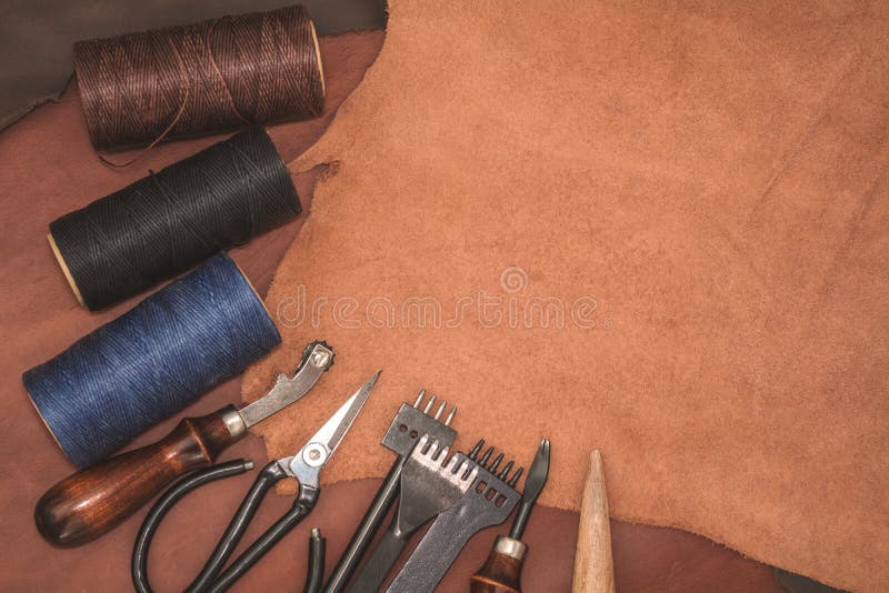 Ferramentas para crafting do couro e partes de couro marrom Fabricação de couro imagens de stock royalty free Ferramentas para crafting do couro e partes de couro marrom Fabricação de couro imagens de stock royalty free
