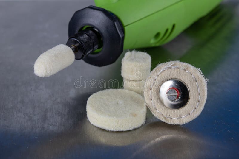 Ferramentas para gravar, cortar e lustrar Acessórios para a gravação e o trabalho da oficina pequena foto de stock royalty free Ferramentas para gravar, cortar e lustrar Acessórios para a gravação e o trabalho da oficina pequena foto de stock royalty free