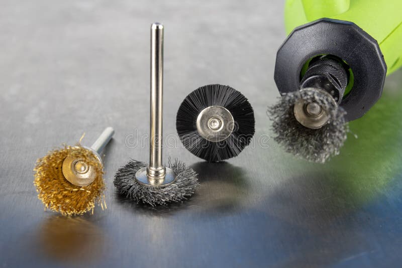 Ferramentas para gravar, cortar e lustrar Acessórios para a gravação e o trabalho da oficina pequena fotografia de stock Ferramentas para gravar, cortar e lustrar Acessórios para a gravação e o trabalho da oficina pequena fotografia de stock