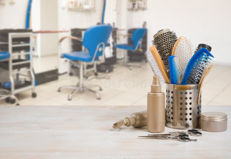Ferramentas profissionais do cabeleireiro na tabela sobre fundo defocused do interior do salão de beleza fotografia de stock Ferramentas profissionais do cabeleireiro na tabela sobre fundo defocused do interior do salão de beleza fotografia de stock