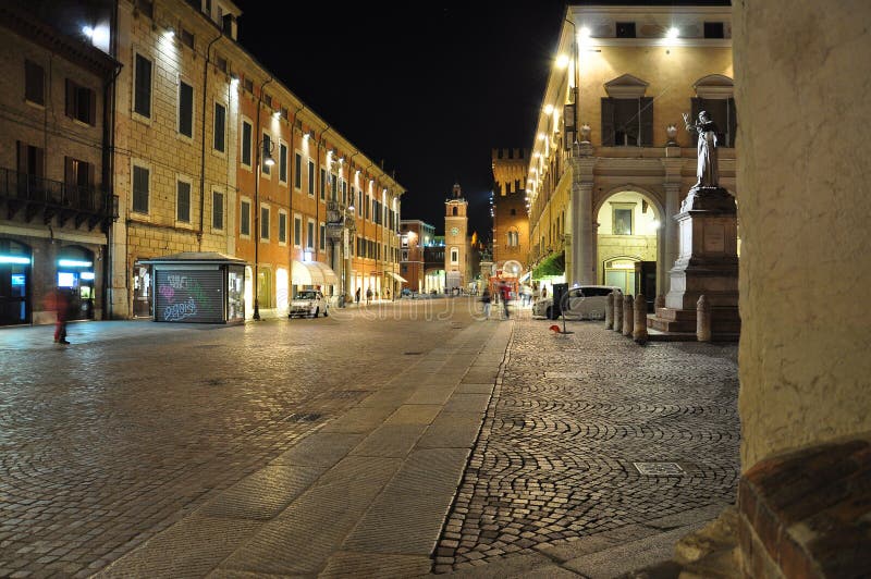 Ferrara, Emilia Romagna, Italia Via pedonale di notte fotografia stock Ferrara, Emilia Romagna, Italia Via pedonale di notte fotografia stock