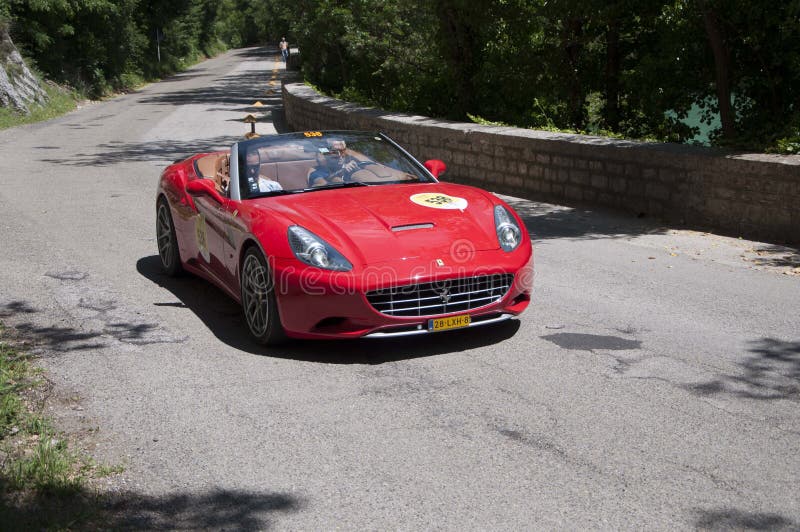FERRARI CALIFORNIA 2010 en un coche de competición viejo en la reunión Mille Miglia 2017 la raza histórica italiana famosa 1927-1 imágenes de archivo libres de regalías FERRARI CALIFORNIA 2010 en un coche de competición viejo en la reunión Mille Miglia 2017 la raza histórica italiana famosa 1927-1 imágenes de archivo libres de regalías