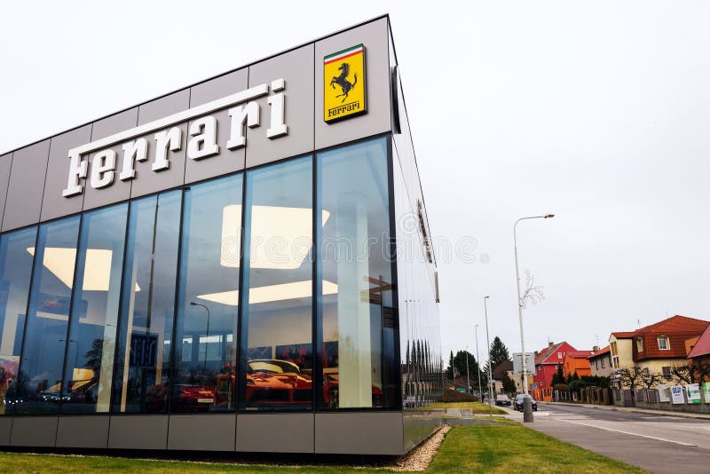 Ferrari N V Logo de luxe italien de société de fabricant de voiture de sport devant le bâtiment de concessionnaire