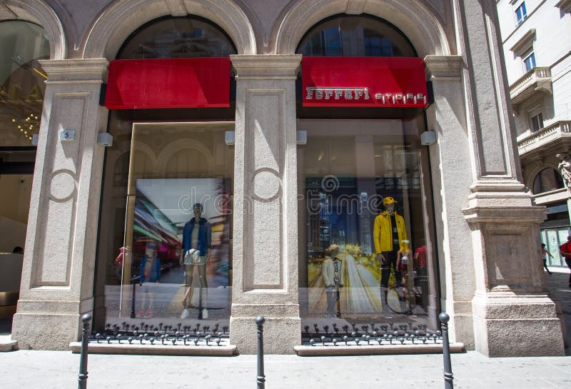 Ferrari-Speicher, Produzent von Sportwagen und Rennwagen, expecially berühmt in den Rennen der Formel 1 in Mailand, Italien lizenzfreie stockfotos Ferrari-Speicher, Produzent von Sportwagen und Rennwagen, expecially berühmt in den Rennen der Formel 1 in Mailand, Italien lizenzfreie stockfotos