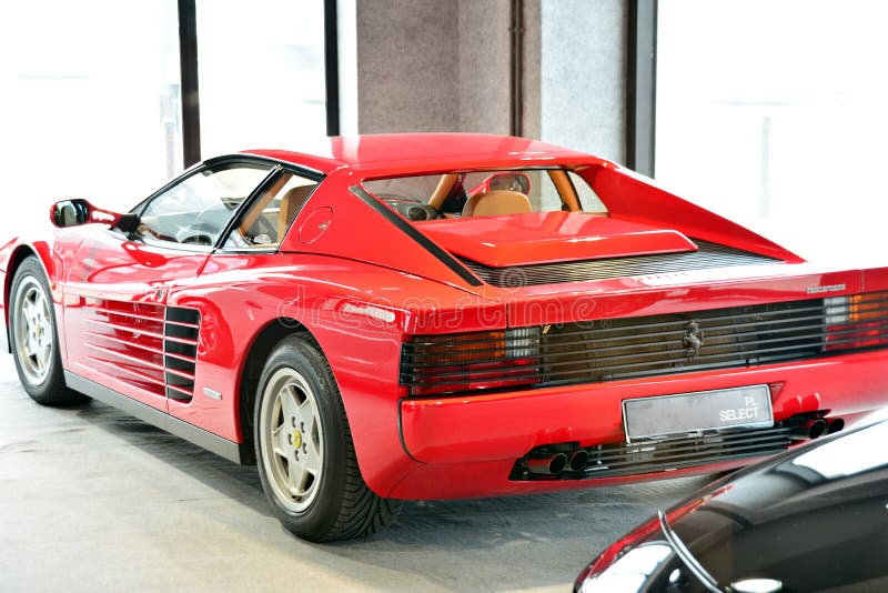 Ferrari Testarossa na pokaz sala wystawowej obrazy royalty free Ferrari Testarossa na pokaz sala wystawowej obrazy royalty free