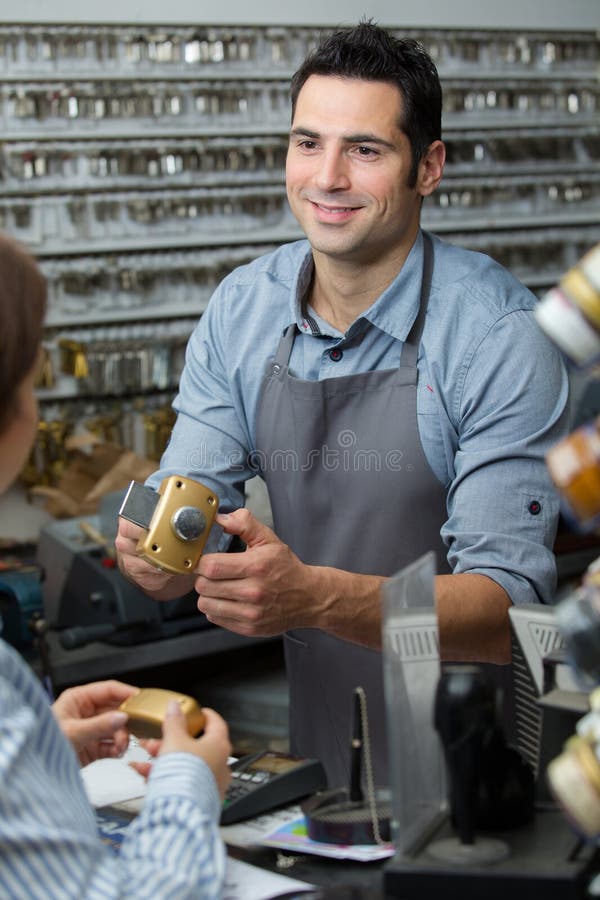 Ferreiro mostrando bloqueio de segurança para o cliente fotos de stock royalty free