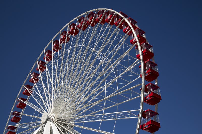 Ferris koło przy Karnawałowym jarmarkiem na marynarki wojennej molu Chicago zdjęcia royalty free