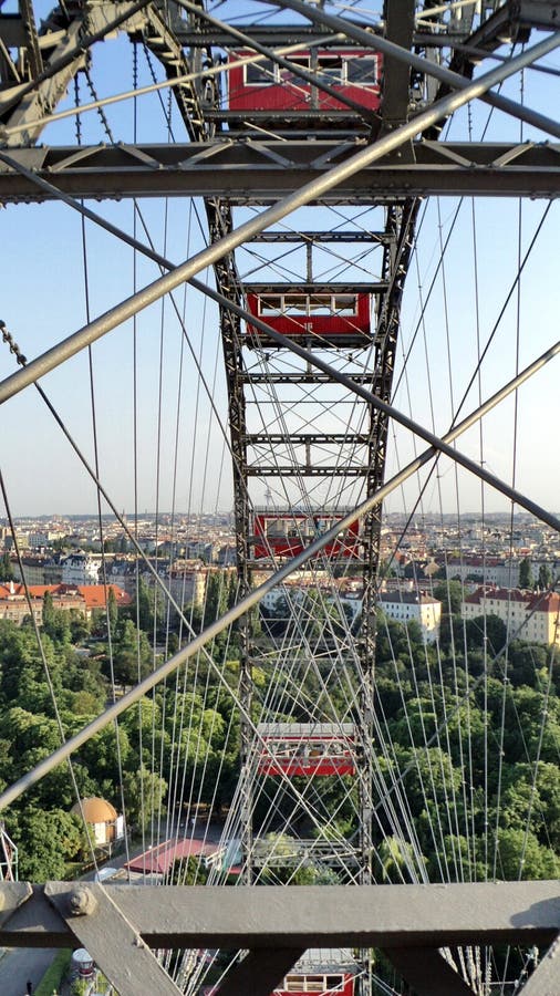 Ferris roda dentro o parque de diversões de Prater em Viena fotografia de stock Ferris roda dentro o parque de diversões de Prater em Viena fotografia de stock