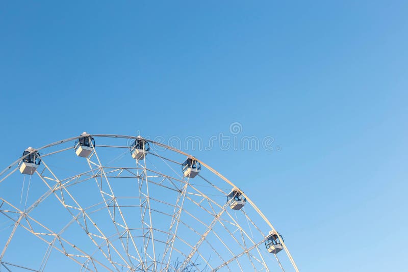 Ferris Wheel mot bakgrund för blå himmel royaltyfri fotografi Ferris Wheel mot bakgrund för blå himmel royaltyfri fotografi