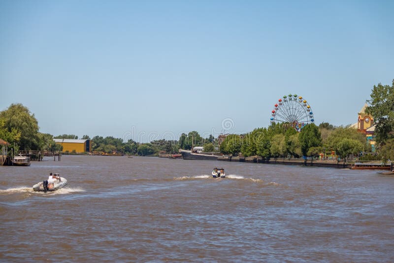 Ferris Wheel y parque de atracciones en el río de Lujan - Tigre, Buenos Aires, la Argentina fotografía de archivo libre de regalías Ferris Wheel y parque de atracciones en el río de Lujan - Tigre, Buenos Aires, la Argentina fotografía de archivo libre de regalías