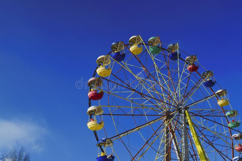 ferris катят на предпосылку голубого неба зимы стоковая фотография rf ferris катят на предпосылку голубого неба зимы стоковая фотография rf