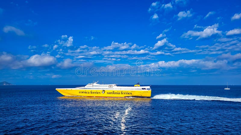 Ferro bianco giallastra gestito dalla Corsica Sardinia Ferries che si reca sull'Isola dell'Elba in una giornata di sole. In primo immagini stock