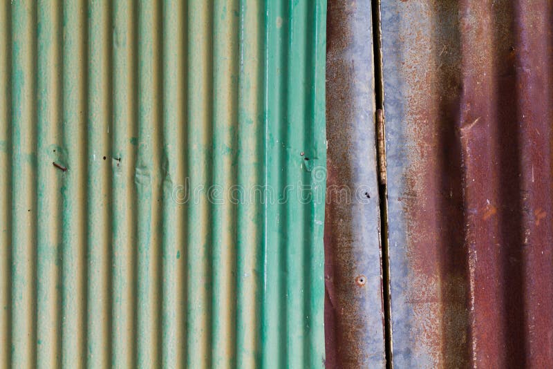 Ferro ondulato arrugginito fotografie stock libere da diritti Ferro ondulato arrugginito fotografie stock libere da diritti