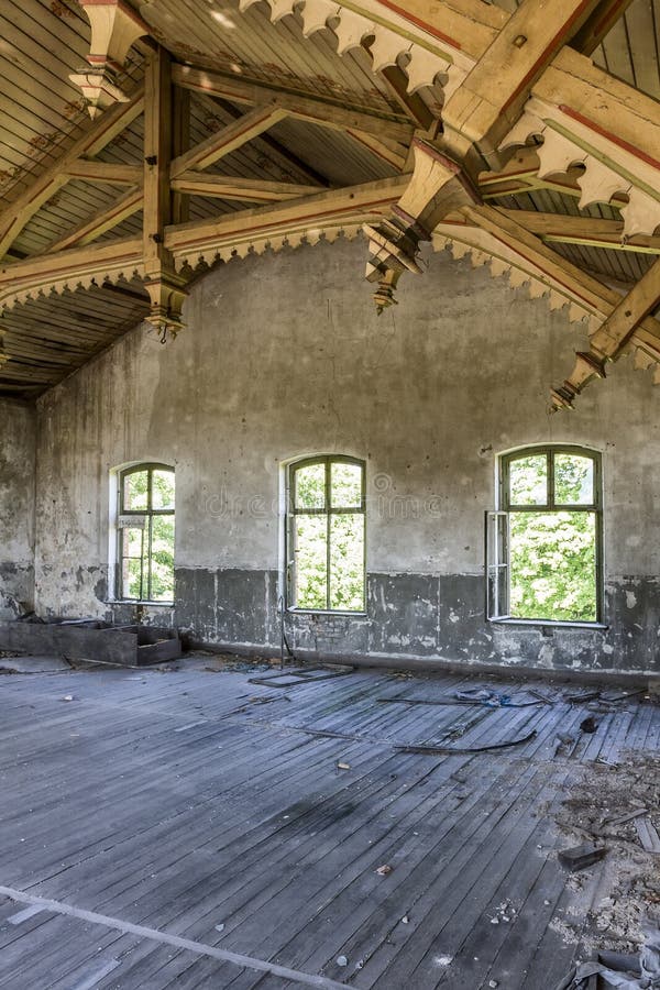 Ferrocarril de la preguerra constructivo de decaimiento imágenes de archivo libres de regalías Ferrocarril de la preguerra constructivo de decaimiento imágenes de archivo libres de regalías