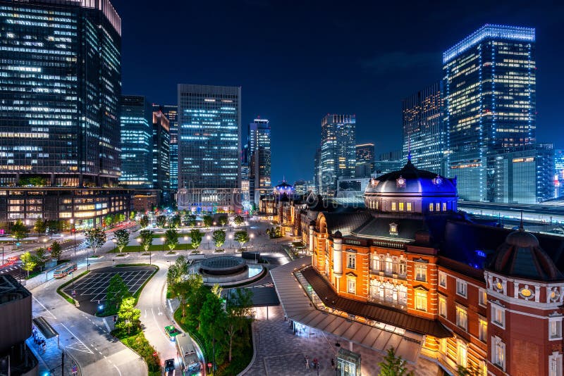 Ferrocarril de Tokio y edificio en la noche, Japón del distrito financiero imagen de archivo libre de regalías Ferrocarril de Tokio y edificio en la noche, Japón del distrito financiero imagen de archivo libre de regalías