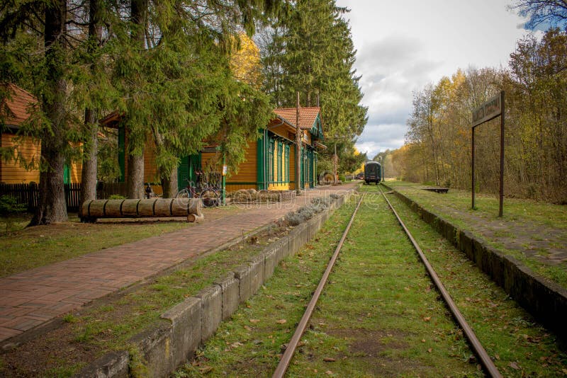 Ferrocarril del viejo vintage con el tren en Polonia, Bialowieza, foto de archivo libre de regalías Ferrocarril del viejo vintage con el tren en Polonia, Bialowieza, foto de archivo libre de regalías