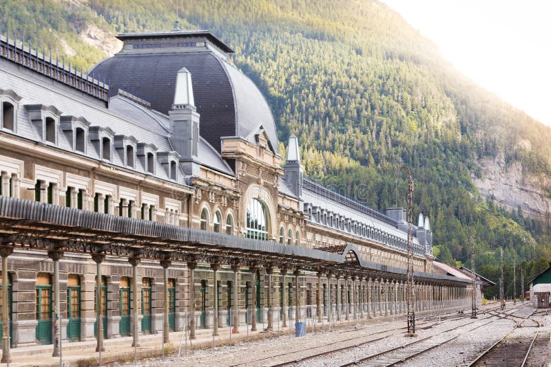 Ferrocarril internacional de Canfranc fotografía de archivo Ferrocarril internacional de Canfranc fotografía de archivo