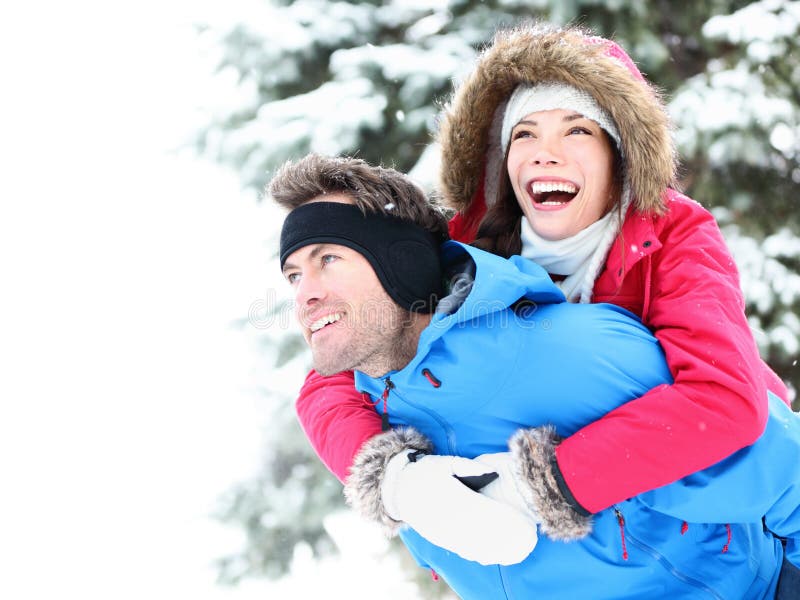 Ferroutage heureux de couples de l'hiver photo libre de droits Ferroutage heureux de couples de l'hiver photo libre de droits