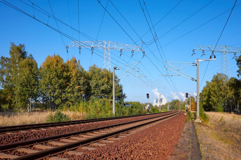 Ferrovia ad una centrale elettrica immagine stock libera da diritti Ferrovia ad una centrale elettrica immagine stock libera da diritti