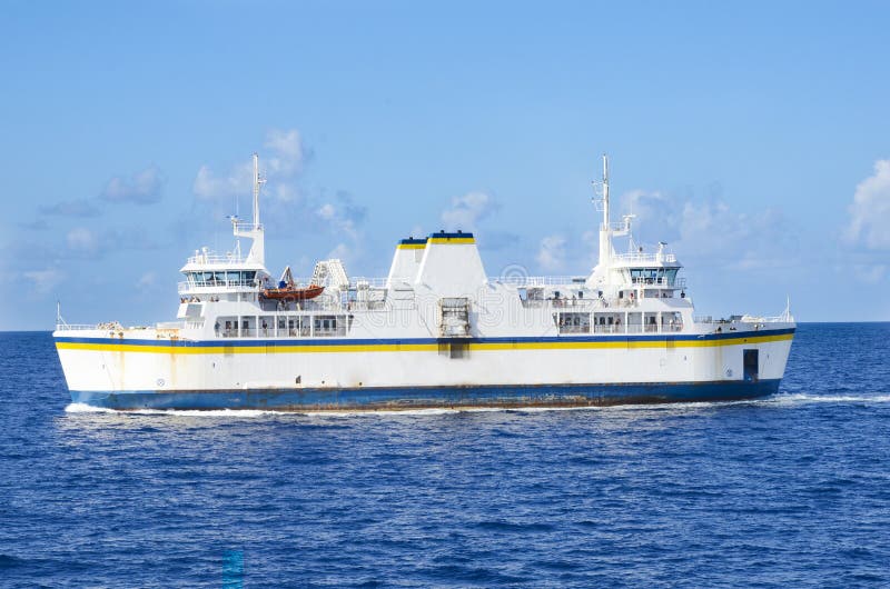 Ferry-boat de voiture et de passager photographie stock libre de droits Ferry-boat de voiture et de passager photographie stock libre de droits