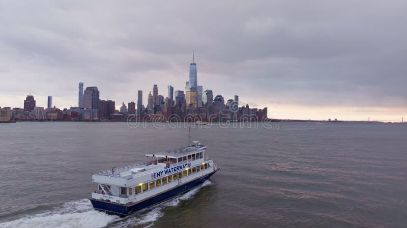 Ferry de NY Waterway traversant la rivière Hudson pour montrer la ligne d'horizon de Lower Manhattan avec One World Trade Center s banque de vidéos