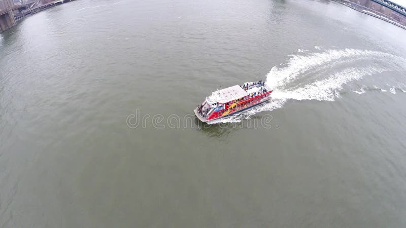 Ferry de touristes sur l'East River New York banque de vidéos