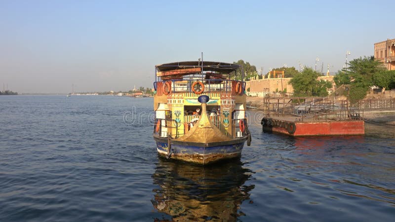 Ferry public sur nile river luxypt égypte banque de vidéos