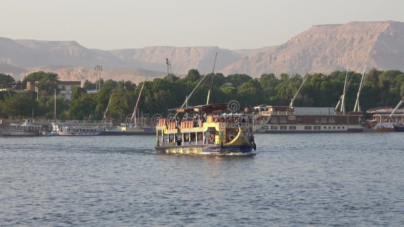 Ferry public sur nile river luxypt égypte banque de vidéos