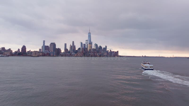 Ferry traversant la rivière Hudson avec des gratte-ciel du Lower Manhattans et silhouette du One World Trade Center banque de vidéos