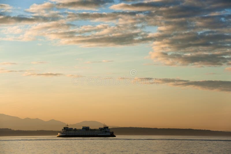 Ferryboat Krzyżuje Elliott zatoki od Seattle Bainbridge wyspa zdjęcie stock Ferryboat Krzyżuje Elliott zatoki od Seattle Bainbridge wyspa zdjęcie stock