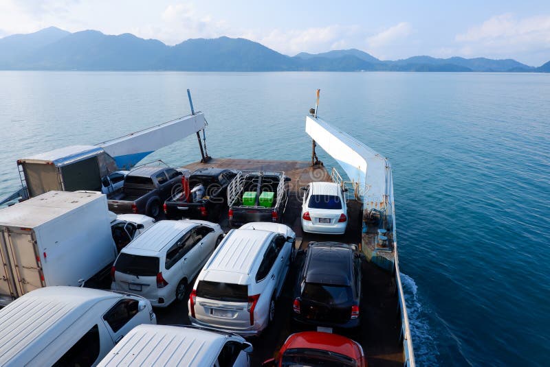 Ferryboat que toma os carros que cruzam-se à ilha de Kho Chang em Tailândia foto de stock royalty free Ferryboat que toma os carros que cruzam-se à ilha de Kho Chang em Tailândia foto de stock royalty free