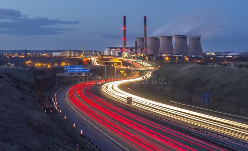 Ferrybridge Power Station in Yorkshire and a dual carriageway. Ferrybridge Power station in Yorkshire,UK and light trails on a dual carriageway stock photography Ferrybridge Power Station in Yorkshire and a dual carriageway. Ferrybridge Power station in Yorkshire,UK and light trails on a dual carriageway stock photography