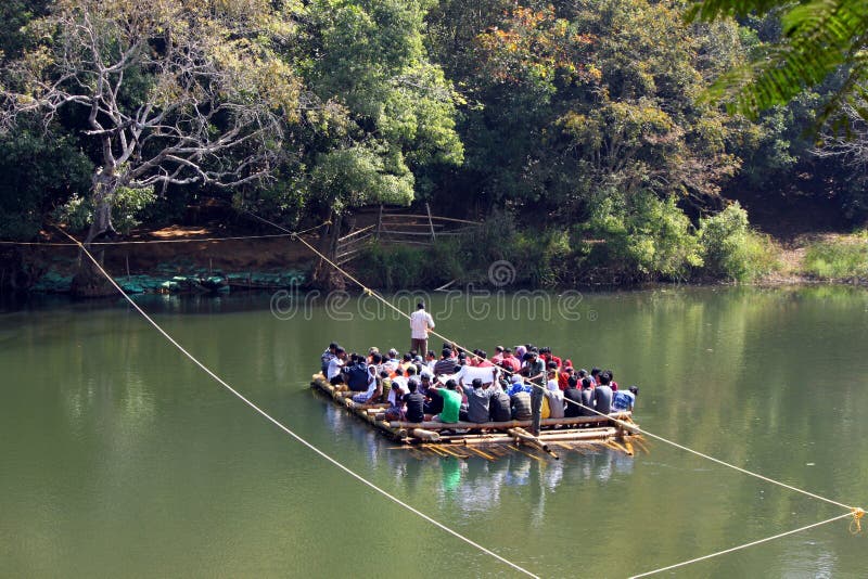 Ferrying van het Vlot van het bamboe toeristen