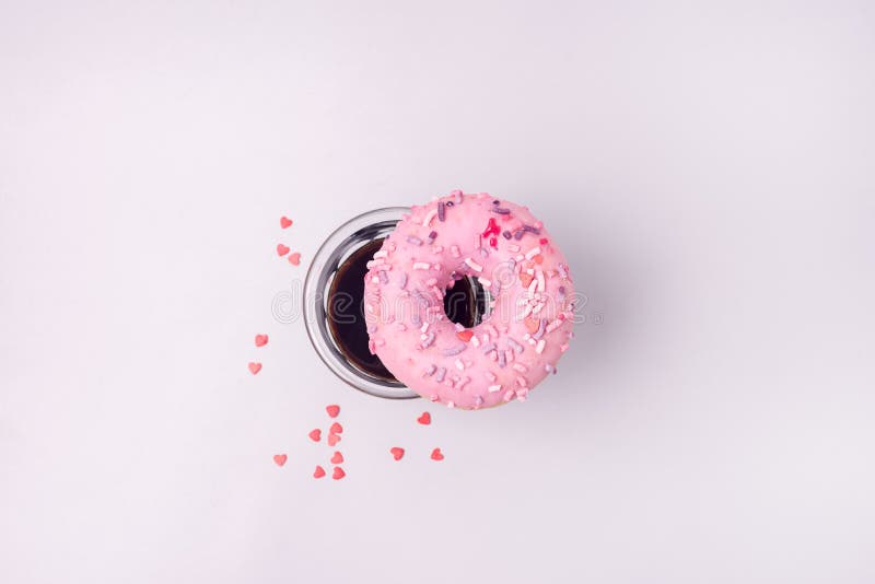 Fesh rosa munk med munken och kaffe för bästa sikt för kaffeAmericano lägenhet den lekmanna- arkivfoto Fesh rosa munk med munken och kaffe för bästa sikt för kaffeAmericano lägenhet den lekmanna- arkivfoto