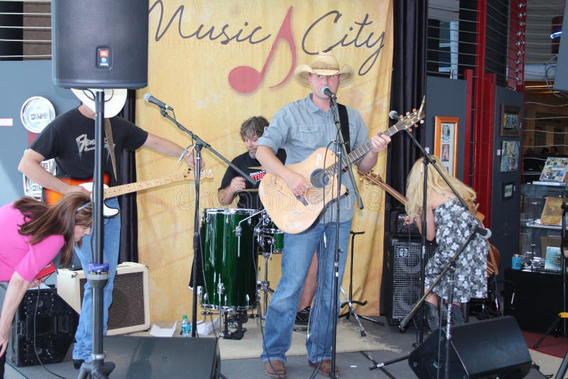 Faixa Da Música Country Que Joga Em Um Local De Encontro Da Música Em  Luckenback, Texas Foto Editorial - Imagem de local, cidade: 83604726