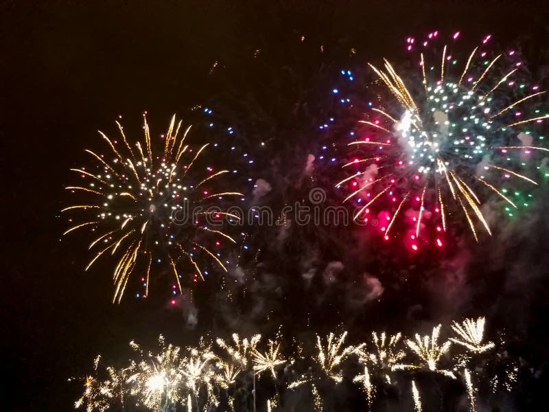 Fest gefärbte Feuerwerke, gegen dunklen Nachthimmel stockfoto Fest gefärbte Feuerwerke, gegen dunklen Nachthimmel stockfoto