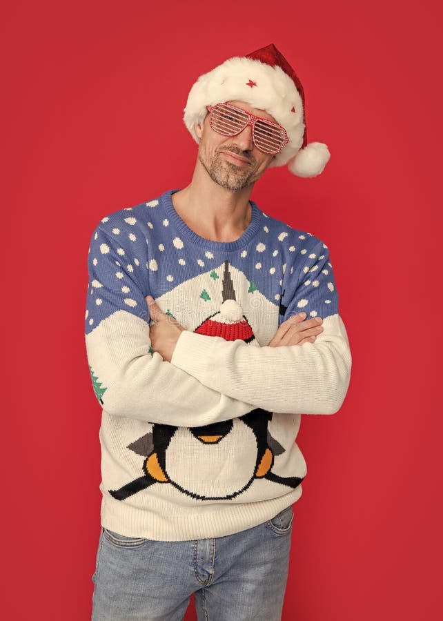 Fest på xmas-semester. glad man i partiglas på xmas-semester. man firar xmas-semesterfest isolerat på röd bakgrund.