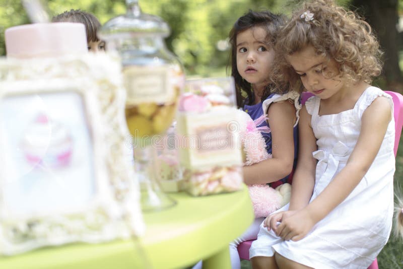 Garotinha Da Pré-escola Brincando Com Bonecas. Feliz E Excitante Festa De  Chá Infantil Com Brinquedos. Jogos De Papel Para Criança Foto de Stock -  Imagem de caucasiano, bonecas: 256652942