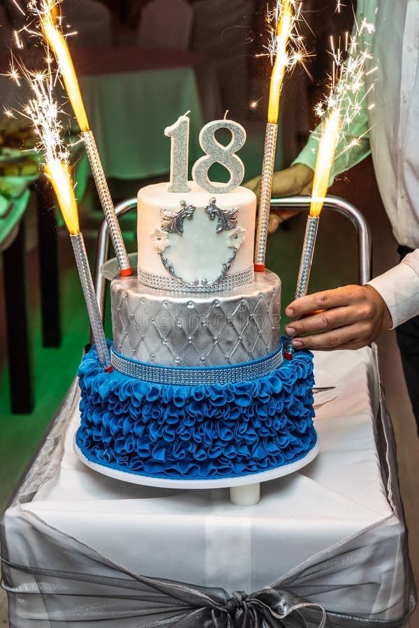 Bolo Bonito No Aniversário Da Menina Por 18 Anos Foto de Stock - Imagem de  flor, padaria: 136077638