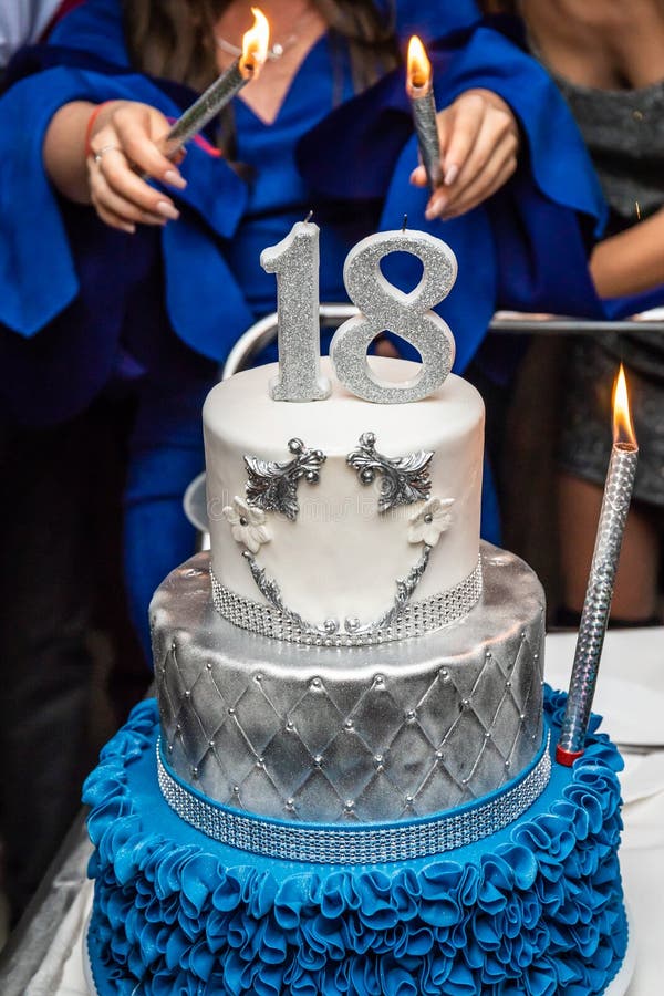 Bolo Bonito No Aniversário Da Menina Por 18 Anos Foto de Stock - Imagem de  flor, padaria: 136077638