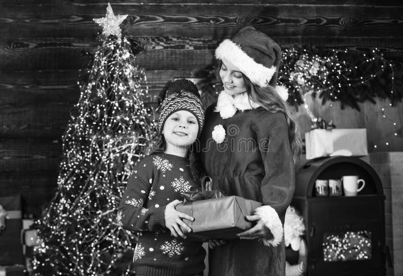 Festa del nuovo anno. scatola regalo per bambini felici. ora dello shopping natalizio. anno nuovo felice. due sorelle scambiano re fotografia stock