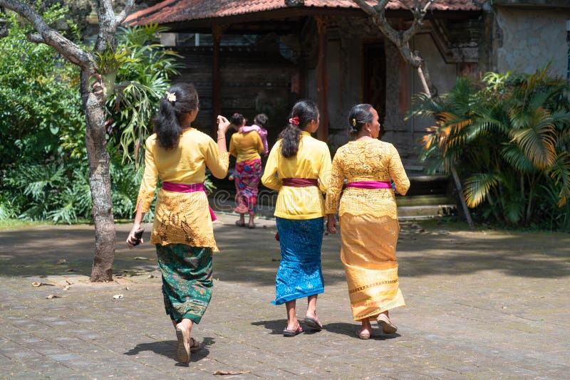 Festa di Galungan Le donne in vestiti tradizionali vanno al tempio La vista dalla parte posteriore Isola del Bali, Indonesia immagine stock Festa di Galungan Le donne in vestiti tradizionali vanno al tempio La vista dalla parte posteriore Isola del Bali, Indonesia immagine stock