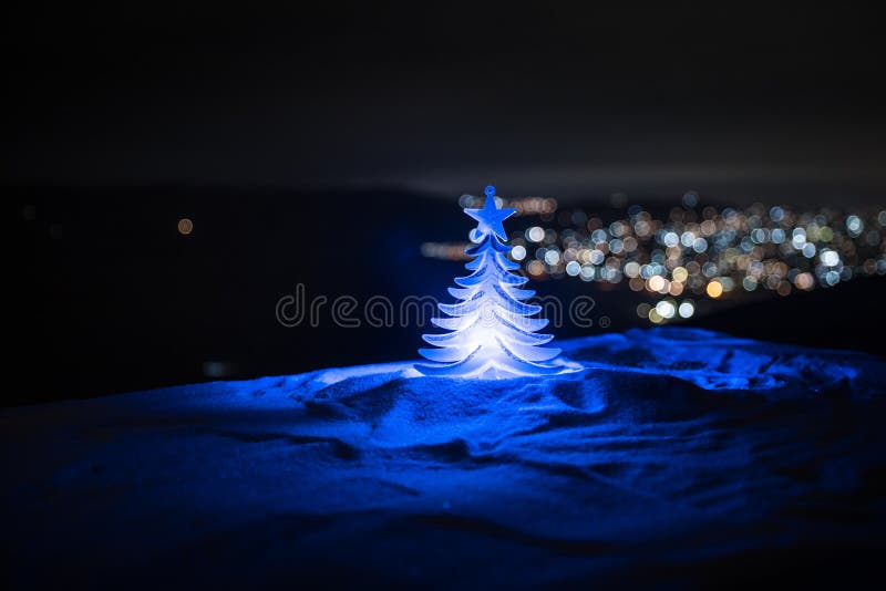 Festa di Natale che lampeggia fondo astratto con l'albero di Natale decorato immagine stock Festa di Natale che lampeggia fondo astratto con l'albero di Natale decorato immagine stock