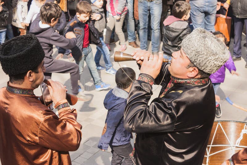Festa di Novruz Bayram nella capitale del Repubblica dell'Azerbaijan nella città di Bacu 23 marzo 2017 fotografia stock libera da diritti Festa di Novruz Bayram nella capitale del Repubblica dell'Azerbaijan nella città di Bacu 23 marzo 2017 fotografia stock libera da diritti