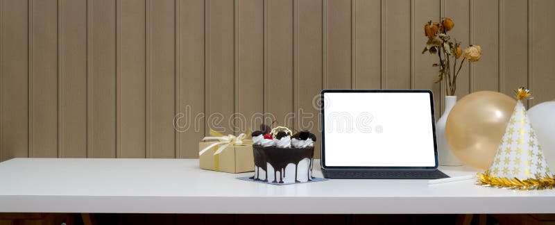 Festeggiamenti online con pasticcini e decorazioni fotografie stock libere da diritti