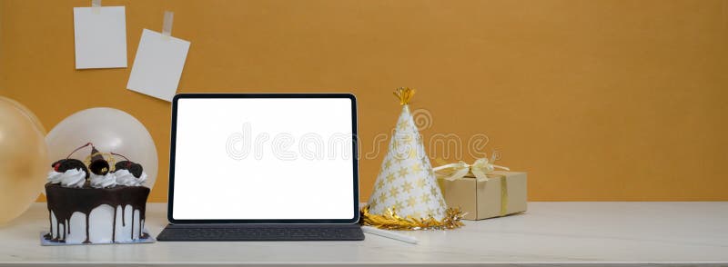 Festeggiamenti online con pasticcini e decorazioni fotografia stock libera da diritti